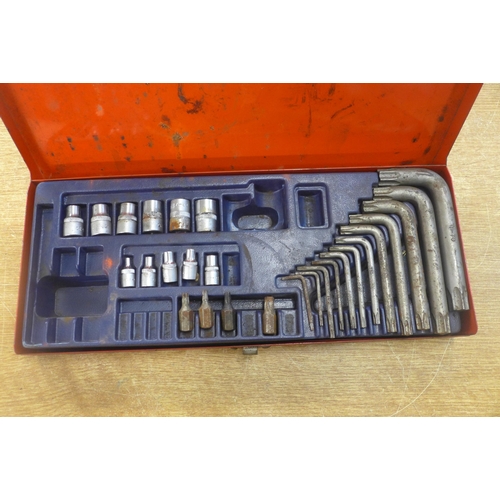 2047 - A Torx socket set