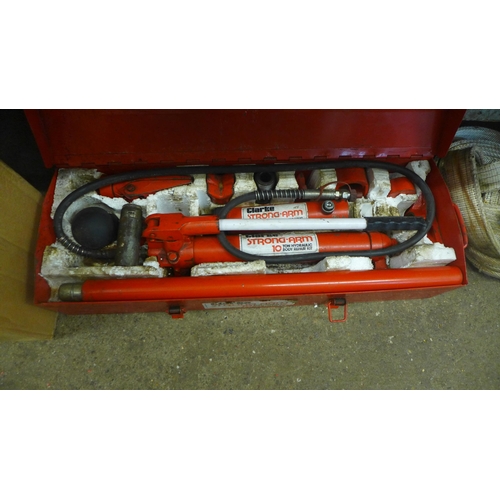 2090 - A Clarke Strongarm 10-ton hydrualic body repair kit