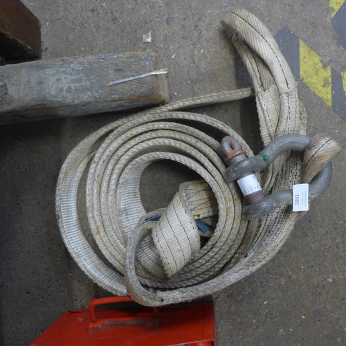 2091 - A towing strap with shackle