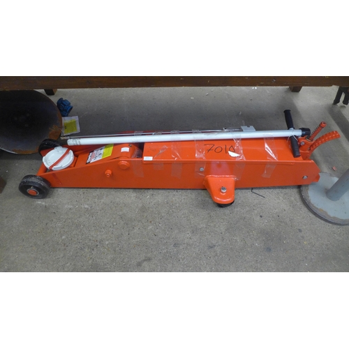 2092 - A Clarke 10 tonne heavy duty trolley jack