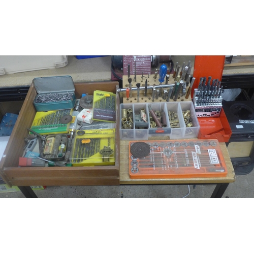 2124 - A tray of assorted tools including taps and dies, drill bits, punches, workshop tidy, etc.