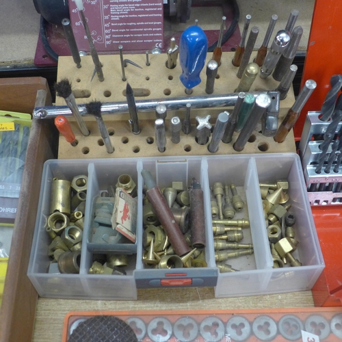 2124 - A tray of assorted tools including taps and dies, drill bits, punches, workshop tidy, etc.