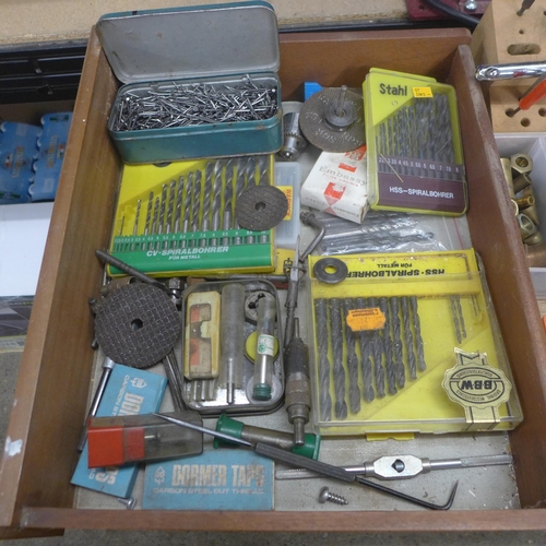 2124 - A tray of assorted tools including taps and dies, drill bits, punches, workshop tidy, etc.