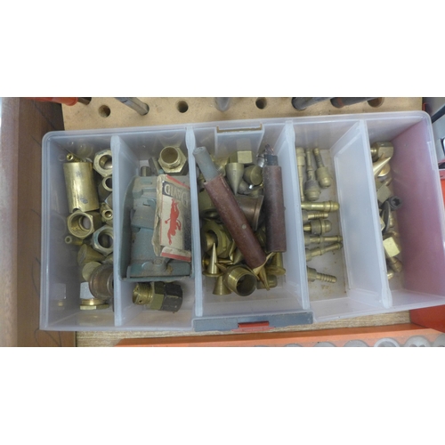 2124 - A tray of assorted tools including taps and dies, drill bits, punches, workshop tidy, etc.