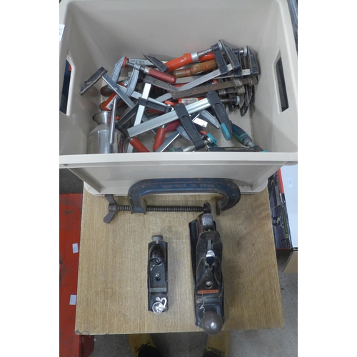 2126 - A tub of assorted F-clamps, G-clamps and a Stanley plane