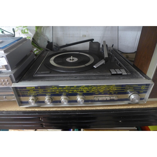 2202 - A Philips radio turntable (I3KF839) - with  speakers