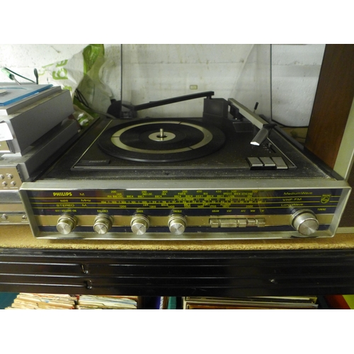 2202 - A Philips radio turntable (I3KF839) - with  speakers