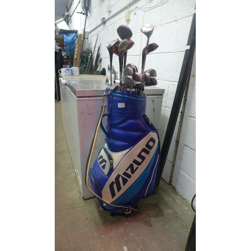 2212 - A Mizuno golf bag and approx. 30 clubs