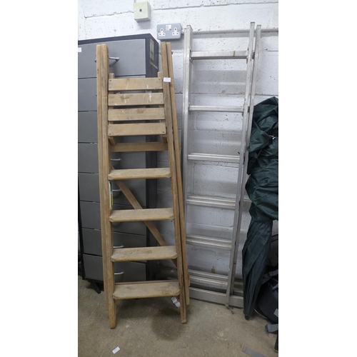 2216 - A pair of ladders, a six-rung metal ladder and a wooden 5-rung stepladder