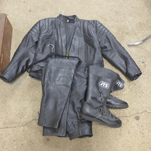 2376 - A JTS Sporting Leatherwear motorbike jacket (50), trousers and boots