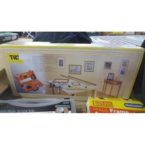 2390 - A mixed lot of various picture framing kits