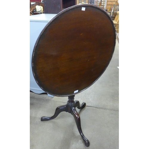 138 - A George III mahogany circular tilt top tripod tea table