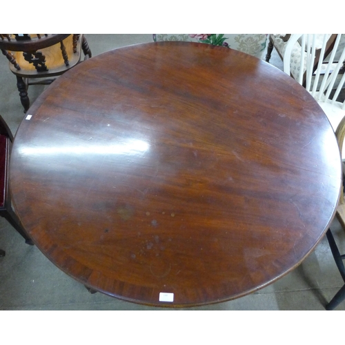 148 - A Victorian circular mahogany tilt-top breakfast table