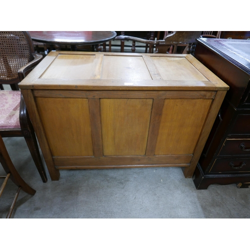 160 - An oak blanket chest