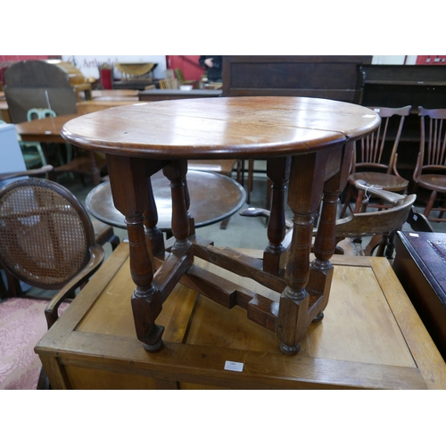 162 - A 17th Century style oak gateleg occasional table