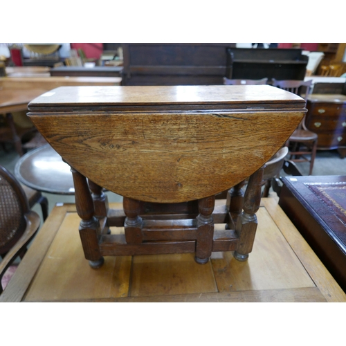 162 - A 17th Century style oak gateleg occasional table