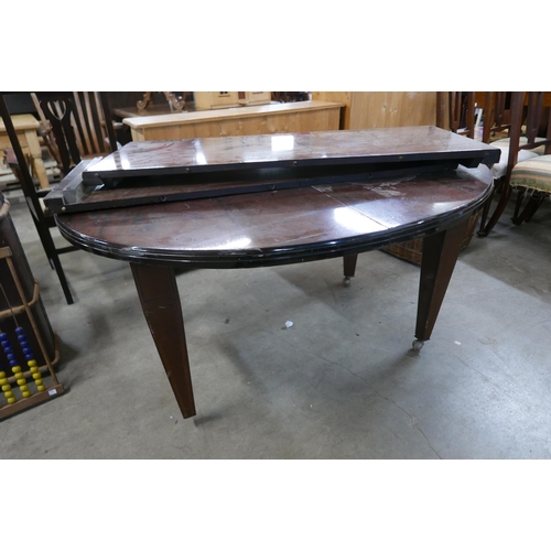 182 - An Edward VII oval mahogany extending dining table