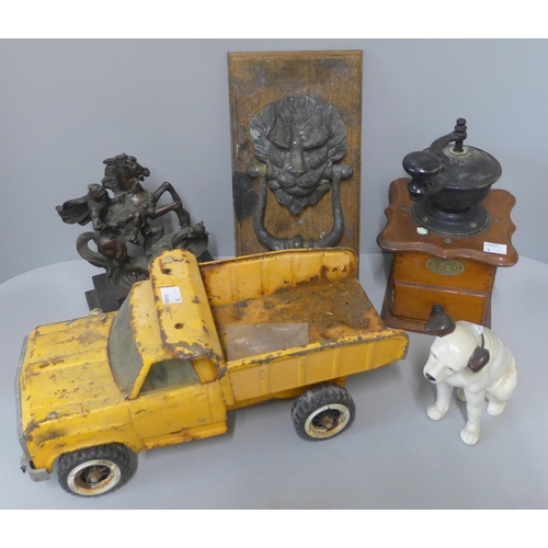 246 - A vintage brass door knocker, Tonka truck, coffee grinder and one other