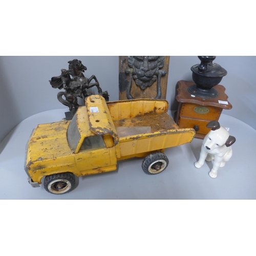 246 - A vintage brass door knocker, Tonka truck, coffee grinder and one other