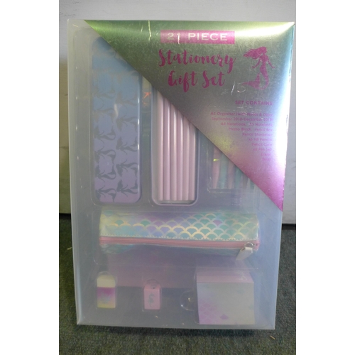 3072 - 21-piece Mermaid themed stationery gift sets