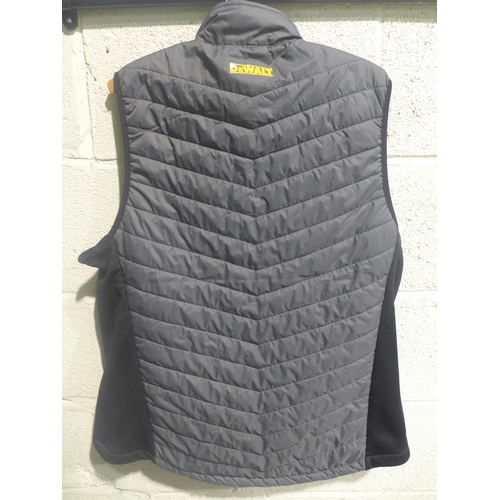 3368 - Men's Dewalt grey gilet, size L *This lot is subject to VAT