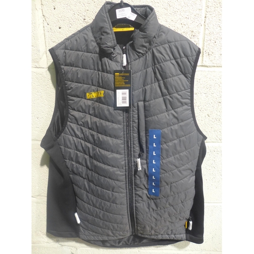 3370 - Men's Dewalt grey gilet, size L *This lot is subject to VAT