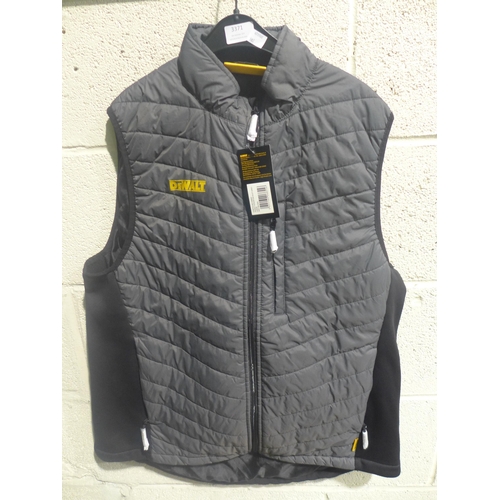 3371 - Men's Dewalt grey gilet, size L *This lot is subject to VAT