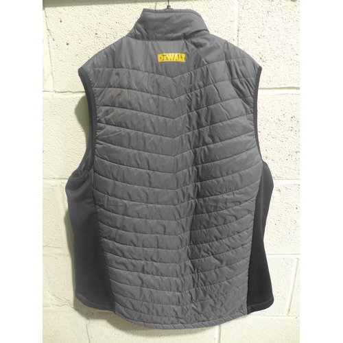 3371 - Men's Dewalt grey gilet, size L *This lot is subject to VAT