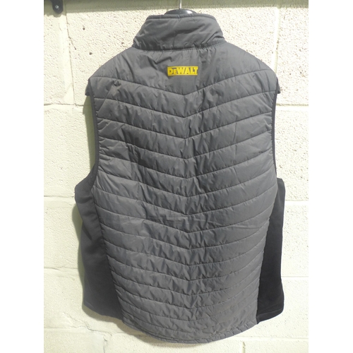 3374 - Men's Dewalt grey gilet, size L *This lot is subject to VAT