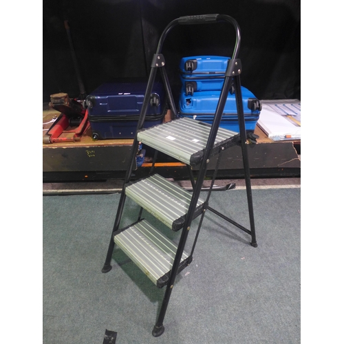 3462 - Cosco 3 Tread Step Stool (311-119)    * This lot is subject to vat