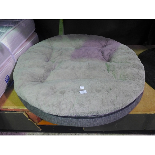 3521 - Kirkland Signature Round Pillow Orthopedic Pet Bed     (311-21)    * This lot is subject to vat