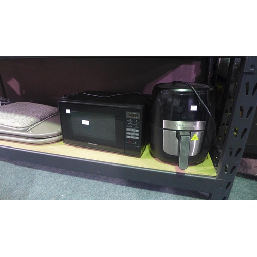 3529 - Scrap lot including Gourmia Air Fryer, padded seats and a microwave (310-106-108,113) * This lot is ... 