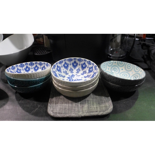 3045 - Signature Ramen Bowls & KitchenAid Mitt (311-308,309)    * This lot is subject to vat