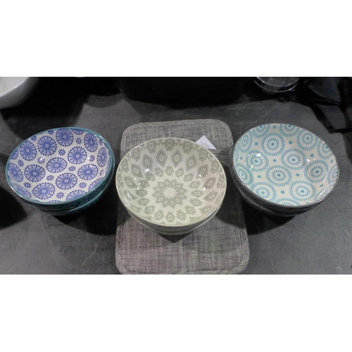 3045 - Signature Ramen Bowls & KitchenAid Mitt (311-308,309)    * This lot is subject to vat