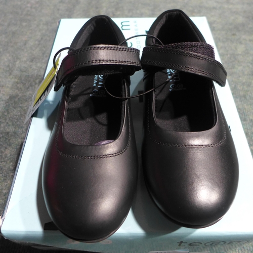 3215 - Kids Term black school shoes - UK size 1 *This lot is subject to VAT