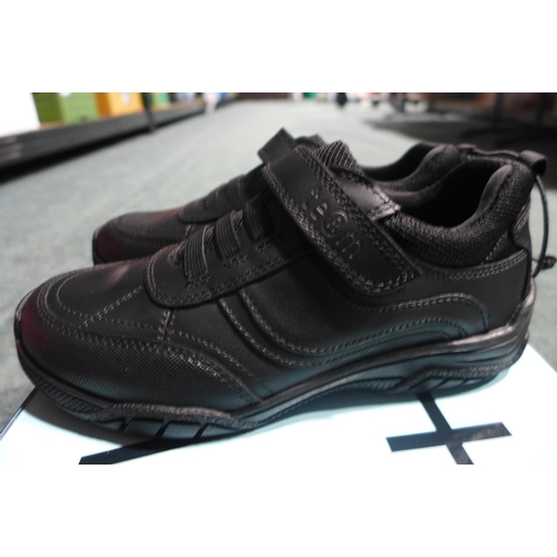 3221 - Kid's Term black school shoes - UK size 13 *This lot is subject to VAT