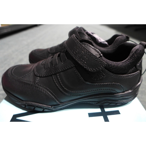 3224 - Kid's Term black school shoes - UK size 1 *This lot is subject to VAT