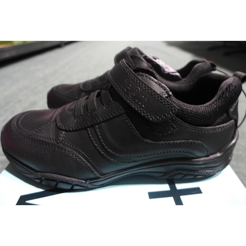 3228 - Kid's Term black school shoes - UK size 1 *This lot is subject to VAT