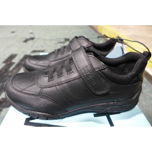 3229 - Kid's Term black school shoes - UK size 2 *This lot is subject to VAT