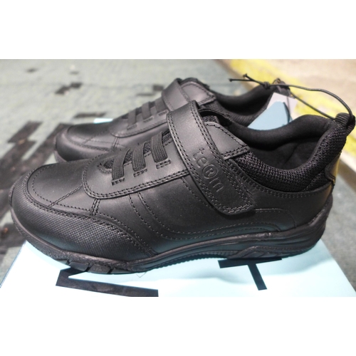 3230 - Kid's Term black school shoes - UK size 2 *This lot is subject to VAT