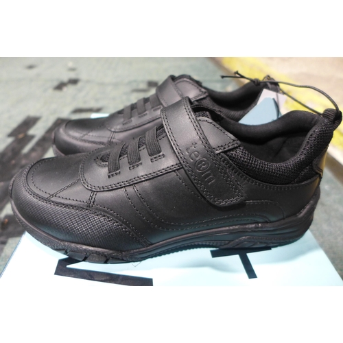 3231 - Kid's Term black school shoes - UK size 2 *This lot is subject to VAT