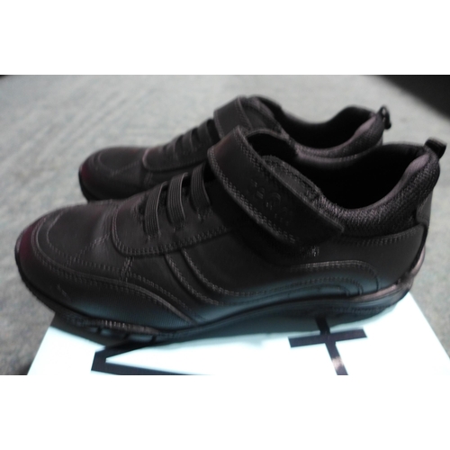 3236 - Kid's Term black school shoes - UK size 3 *This lot is subject to VAT