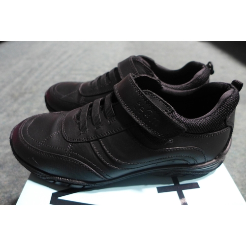 3243 - Kid's Term black school shoes - UK size 3 *This lot is subject to VAT