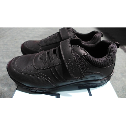 3252 - Kid's Term black school shoes - UK size 4 *This lot is subject to VAT