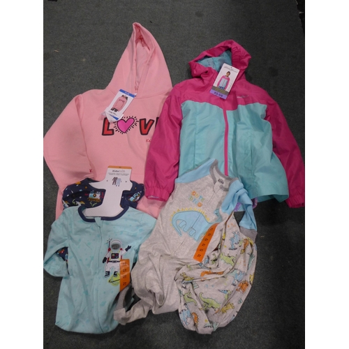 3341 - Small quantity of kid's clothing, various sizes and styles *This lot is subject to VAT