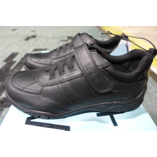 3234 - Kid's Term black school shoes - UK size 2 *This lot is subject to VAT