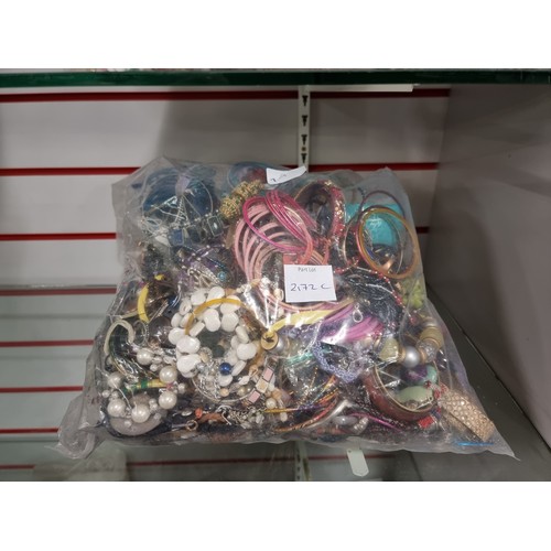 2172C - A bag of Approx.. 7kg of costume jewellery