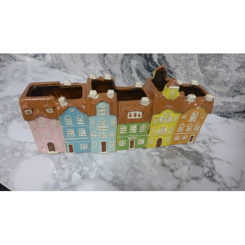 1432 - A ceramic houses planter W34cm (572912)