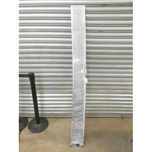 2159 - An aluminium door rail