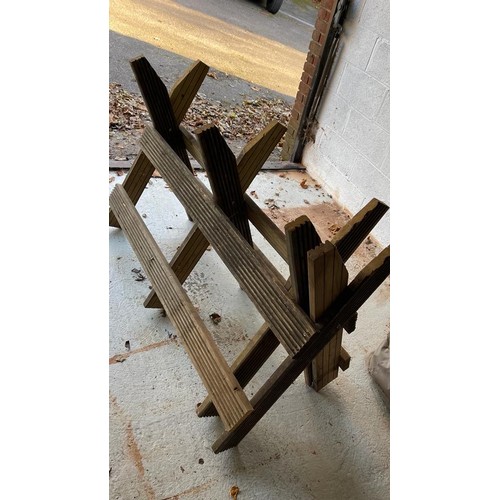 2195 - A wooden saw buck/saw horse